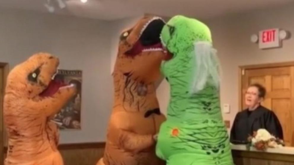 Una pareja se cas� disfrazada de dinosaurios en Estados Unidos (Captura).