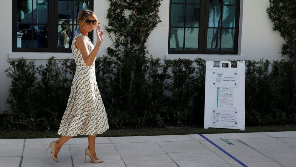 La primera dama de Estados Unidos, Melania Trump, fue a votar a un colegio de Palm Beach sin usar barbijo.