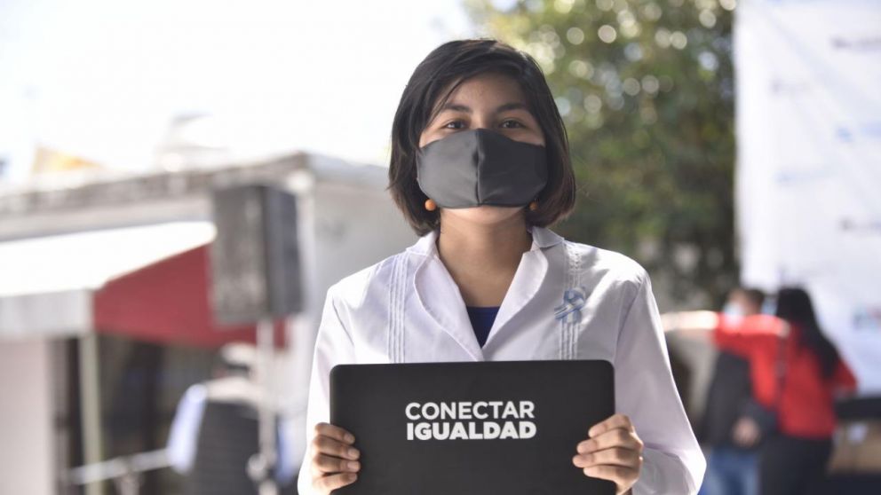 La Matanza: entrega de 8300 netbooks para estudiantes de escuelas secundarias.