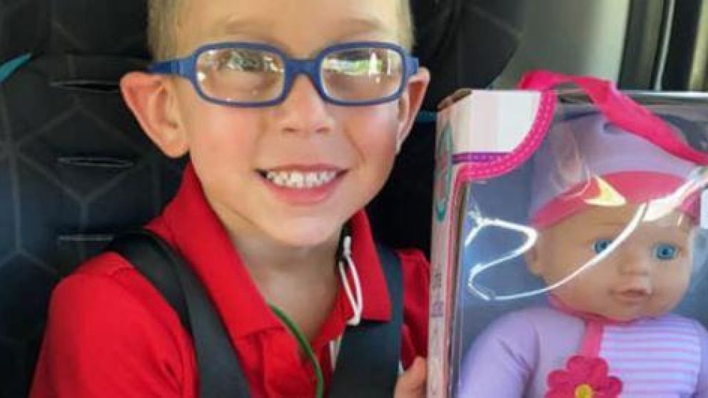 El niño tiene la ilusión de ser un gran padre (Facebook).