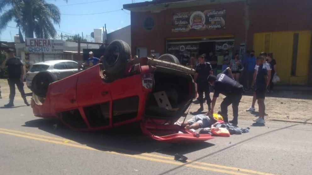 El VW Gol Country en el que escapaban los ladrones volcó de manera espectacular.