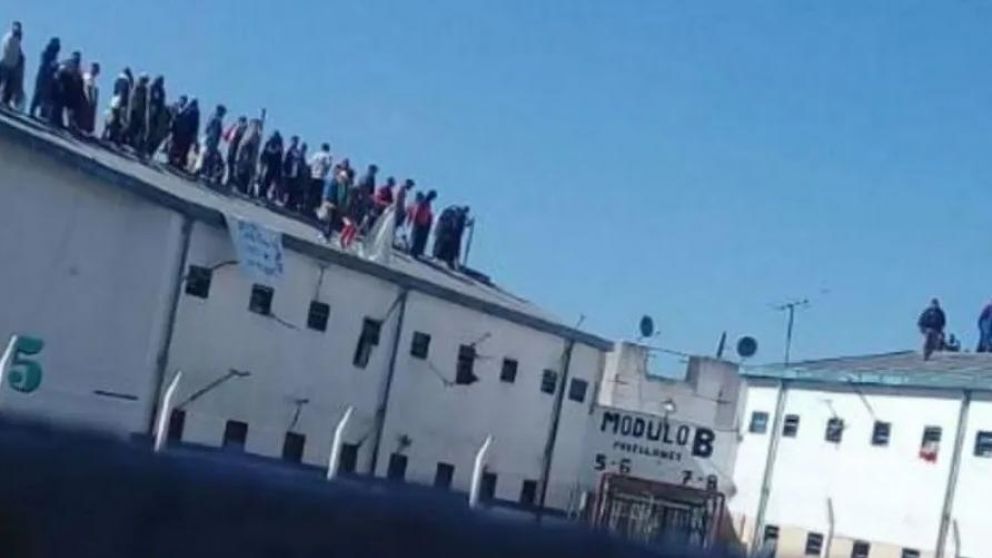 Los presos se enfrentaron a piedrazos con la polic�a