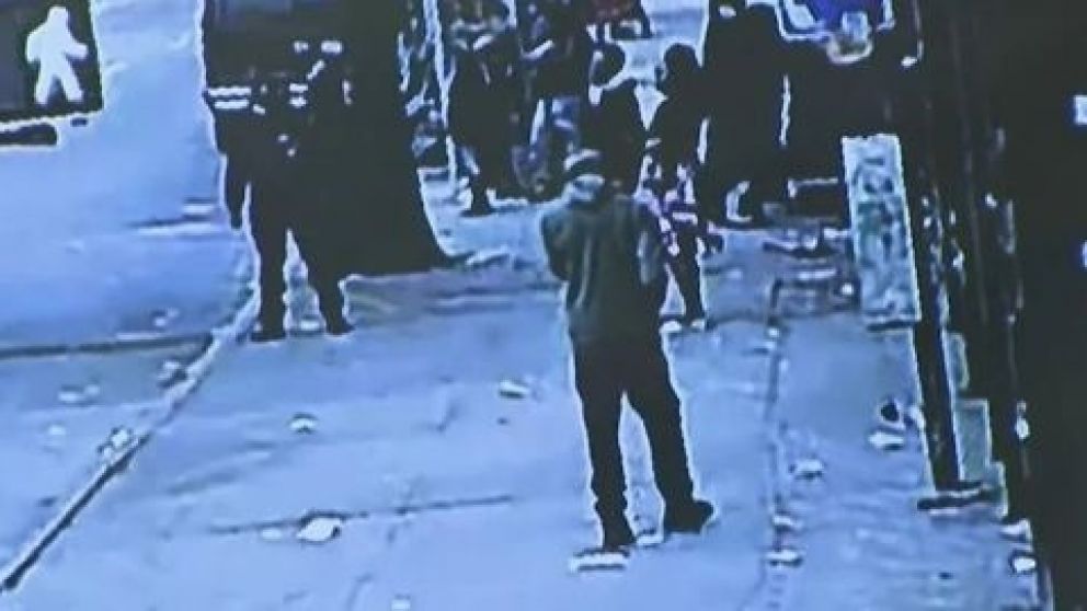 El suceso quedó registrado por cámaras de seguridad (Captura de video).