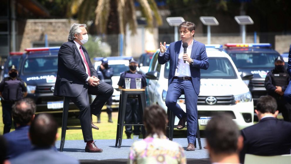 El gobernador Axel Kicillof, junto a Alberto Fernández, en la entrega de móviles en Lomas de Zamora.