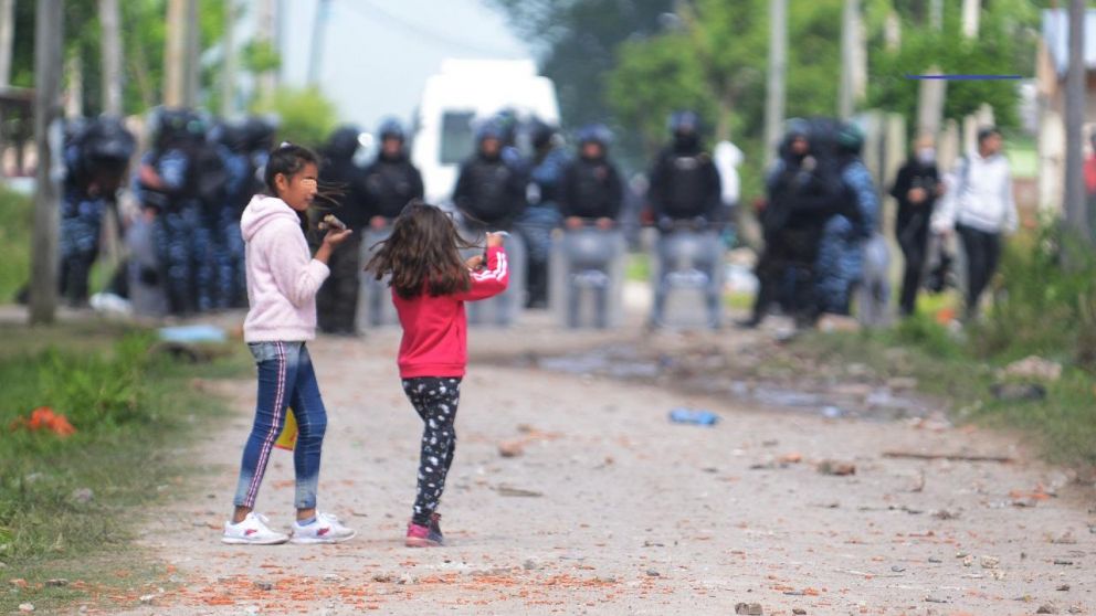La toma de terrenos de Guernica, que finalmente fueron desalojados por orden judicial, suscit� un fuerte debate en torno a la propiedad privada y el d�ficit habitacional en el pa�s. (Hern�n Nersesian)