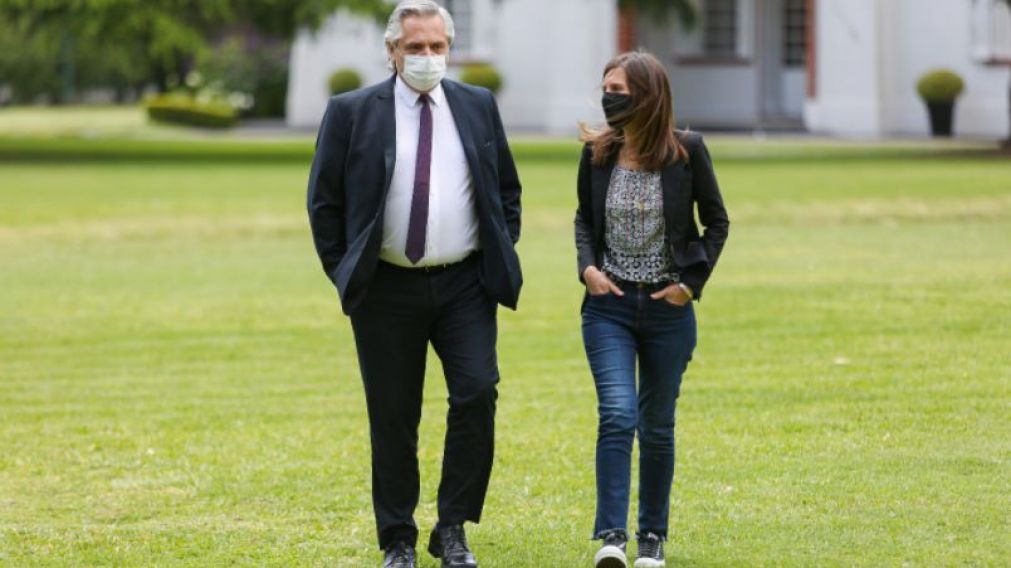 El presidente Alberto Fernández junto a la titular de Anses, Fernanda Raverta.