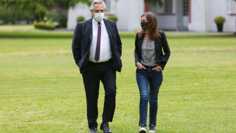 El presidente Alberto Fernández junto a la titular de Anses, Fernanda Raverta.