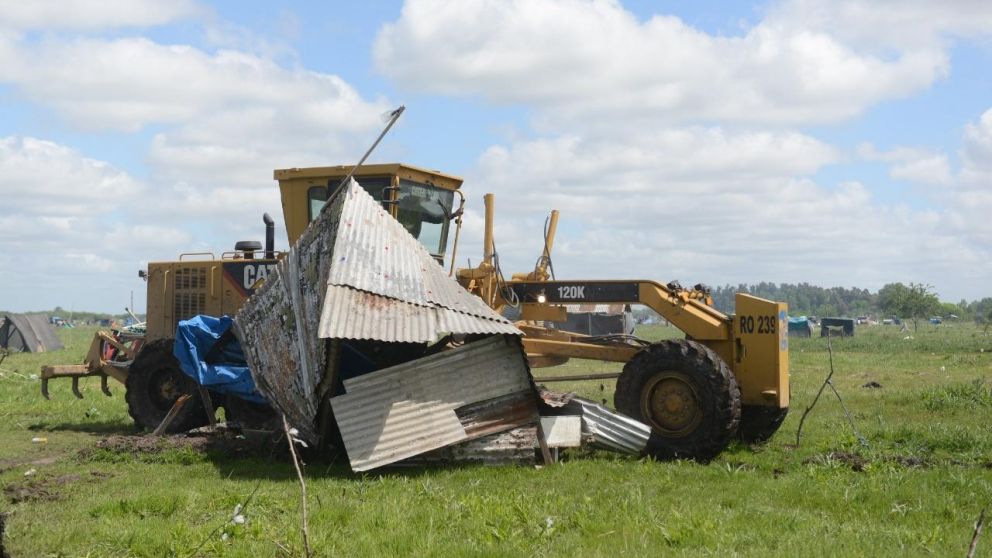 Las máquinas demolieron las casillas que quedaban instaladas en el predio de Guernica.