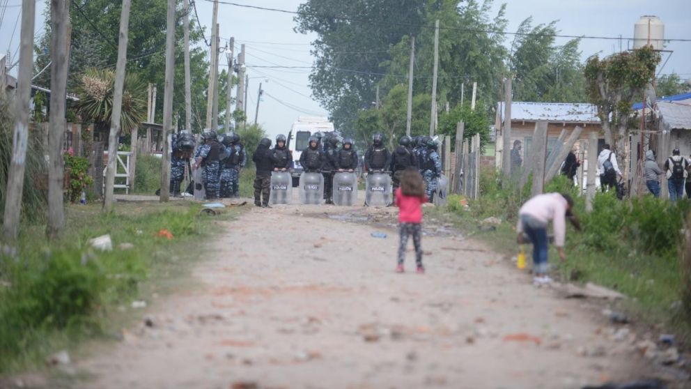 El operativo en Guernica comenzó en la mañana del jueves y fue comando por Sergio Berni, ministro de Seguridad bonaerense (Hernán Nersesian/Crónica).