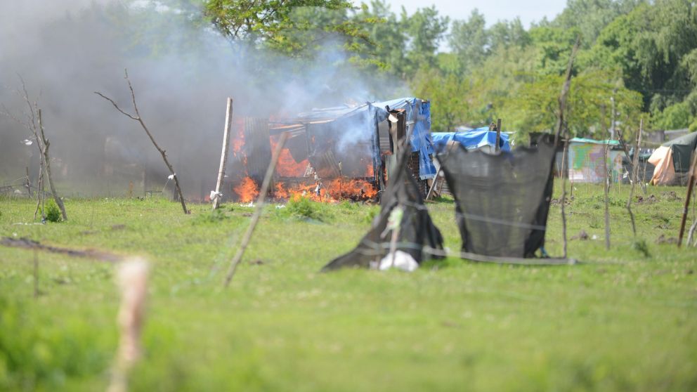 Dentro del predio se escuchaban detonaciones y se ven columnas de humo (Hernán Nersesian/Crónica).