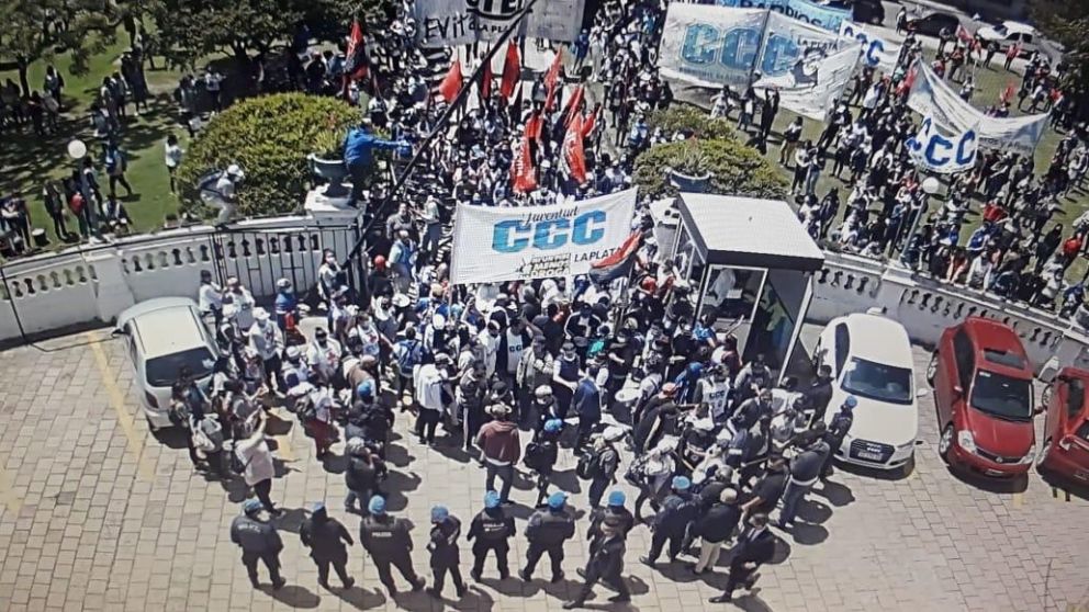 Organizaciones políticas y sociales intentaron tomar el Municipio de La Plata: tras incidentes lograron controlar la situación.