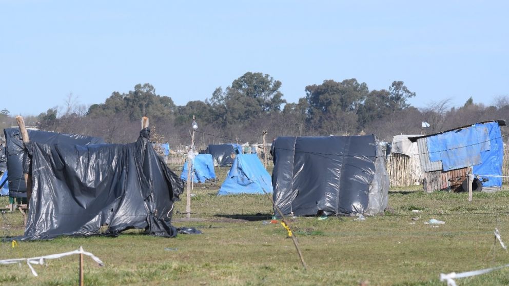 Continúa la polémica por los terrenos tomados en Guernica (Crónica/Ruben Paredes).