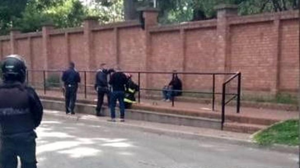 Los policías lograron quitarle el cuchillo y el hombre fue trasladado a un hospital de la zona.