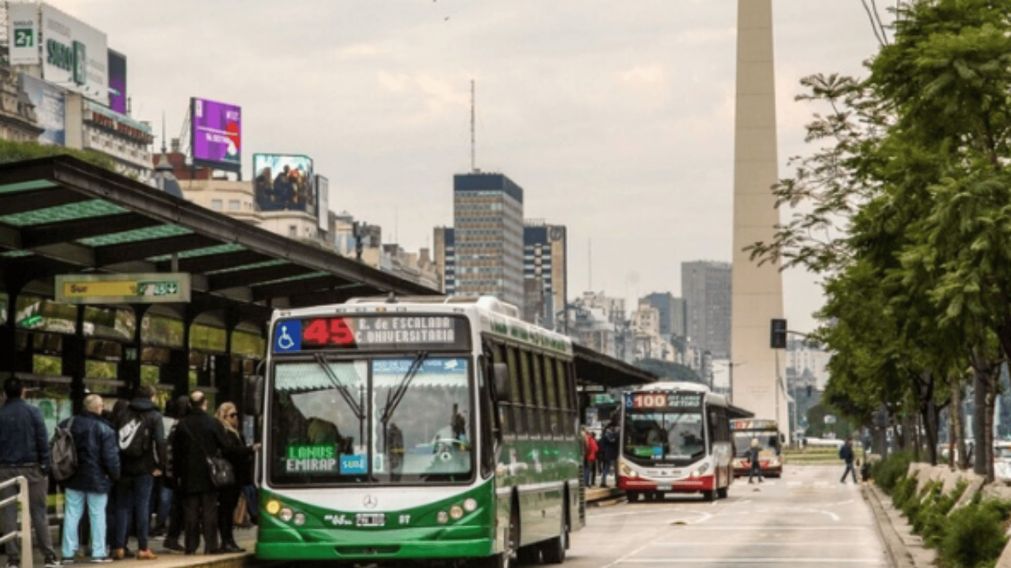 Sube el boleto de los colectivos de Buenos Aires, pero sigue la alerta por un paro de la UTA.