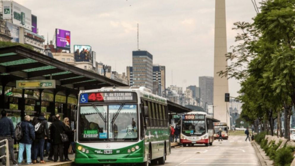 Sube el boleto de los colectivos de Buenos Aires, pero sigue la alerta por un paro de la UTA.