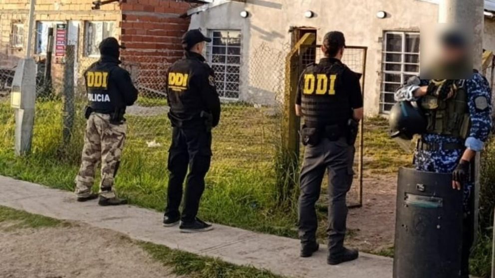 Los efectivos policiales concretaron varias requisas para aprehender a los sospechosos.
