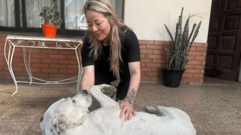 La víctima del violento robo con "Puchi", el perro héroe (Gentileza El Doce).