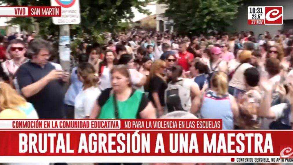 Madre de alumno agredi� brutalmente a una maestra a la salida del colegio (Cr�nica HD)