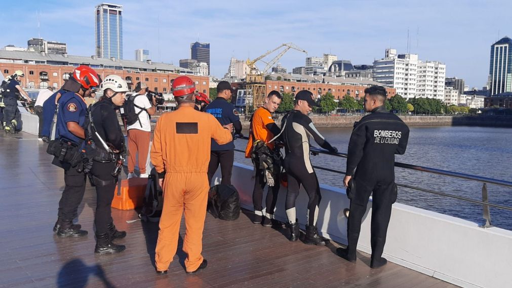 Encontraron sin vida al hombre que se había arrojado al río desde el Puente de la Mujer (Gentileza Bomberos de la Ciudad).