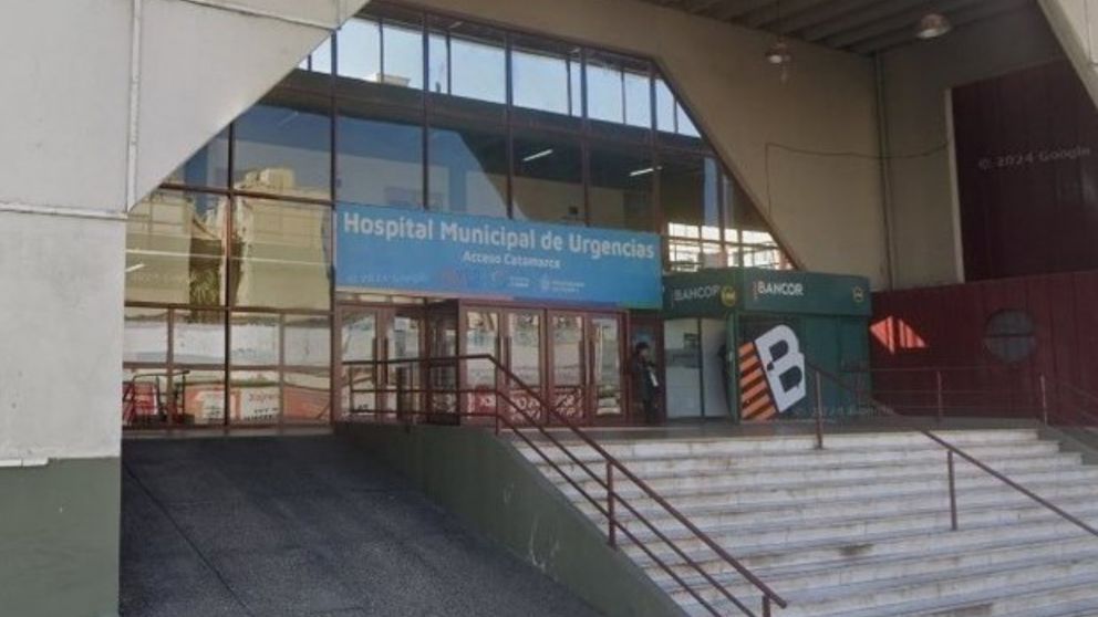 La víctima de 34 años permanece internada en coma inducido en el Hospital de Urgencias.