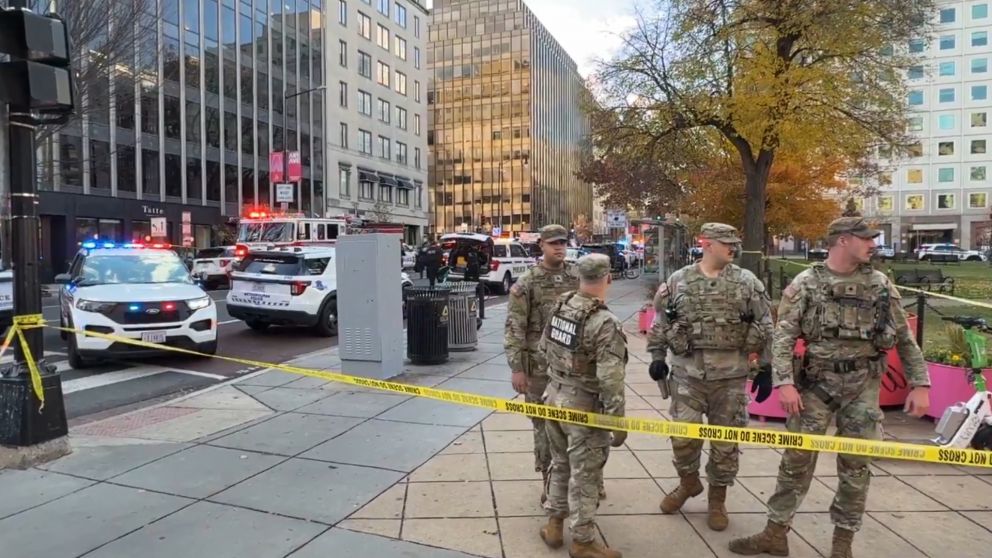 Las autoridades locales trabajan en el lugar de los hechos.