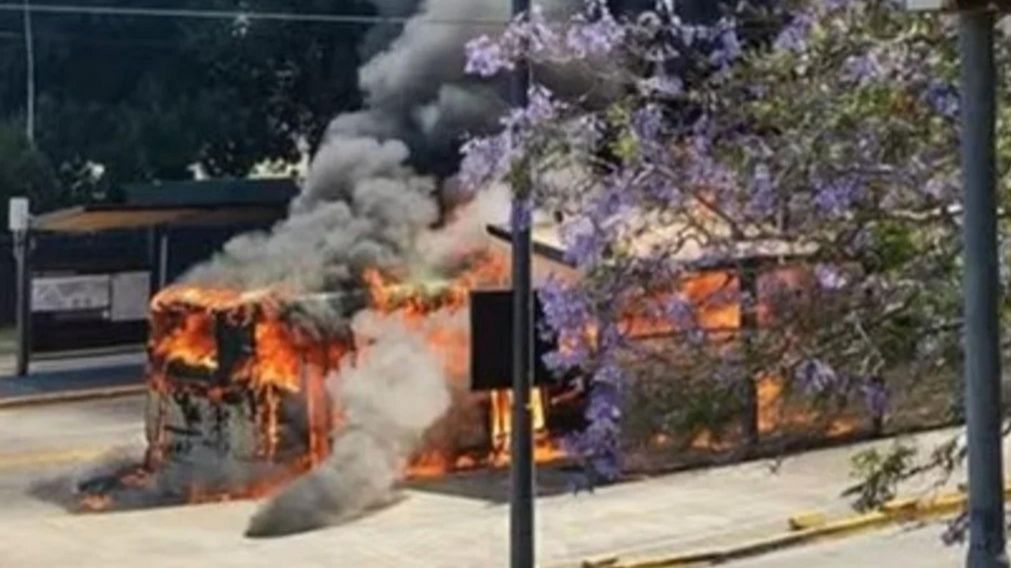 Los bomberos trabajaron intensamente para extinguir las llamas.