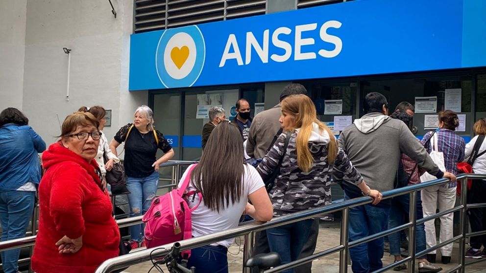 ANSES pone en marcha un apoyo económico para personas que perdieron su empleo (Imagen ilustrativa).
