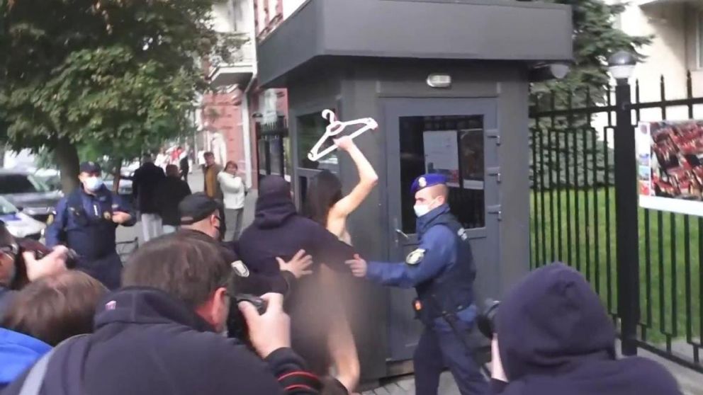 La joven llevaba un percha, un s�mbolo de los abortos ilegales.