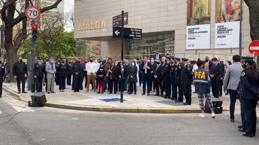 Emotivo homenaje al agente de policía fallecido (Twitter).