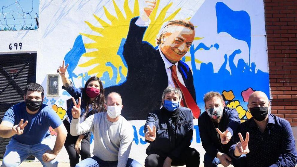 La galería de arte se extiende por 500 metros y muestra obras con temáticas de cultura nacional.