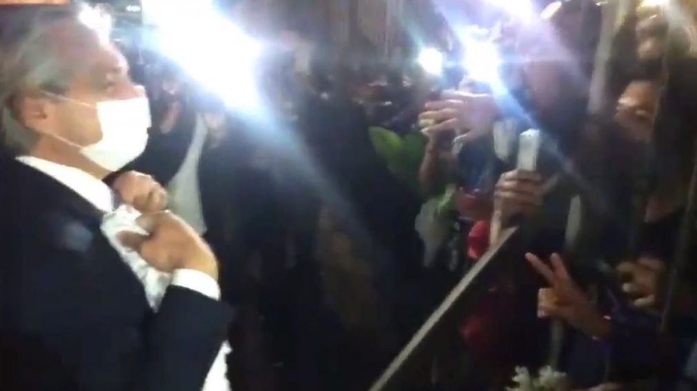 Alberto Fernández salió a saludar a la militancia en la Plaza de Mayo.