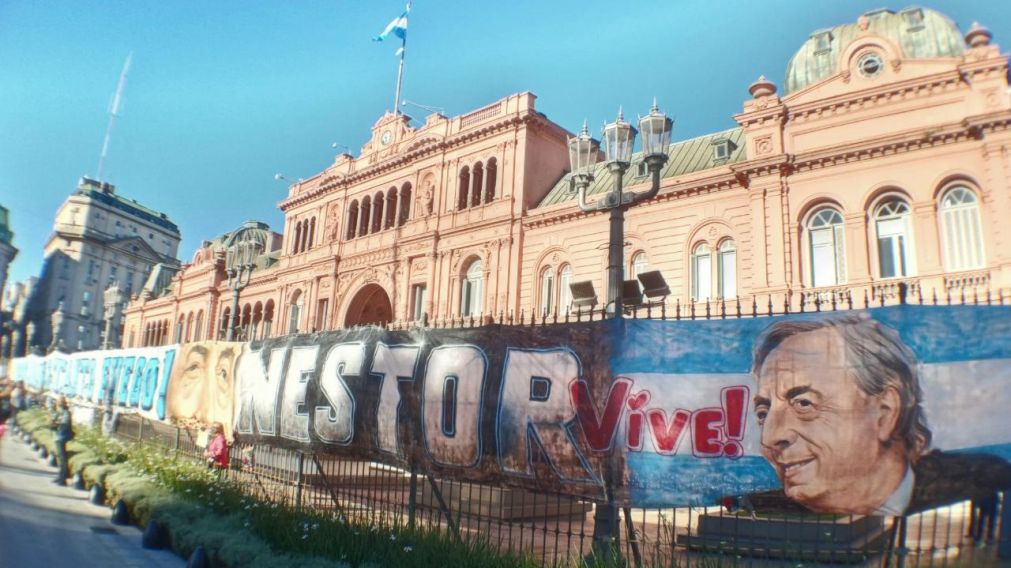La "Caravana de las Mil Flores" rodeó esta tarde la Plaza de Mayo para ponderar la figura del expresidente Néstor Kirchner (Crónica//Pablo Villán).