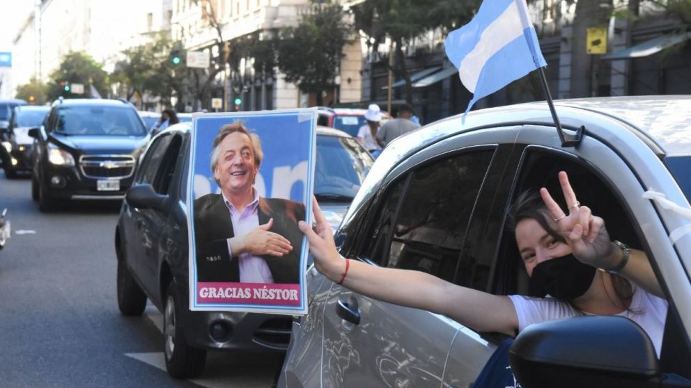 "Caravana de las Mil Flores" para recordar a Néstor Kirchner (Pablo Villán/Crónica)