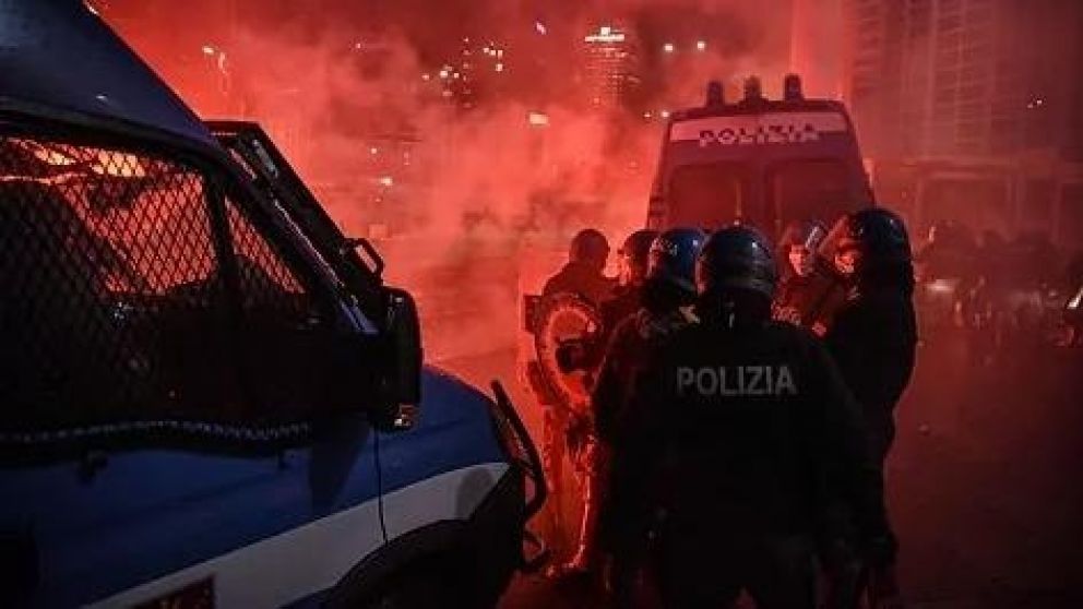 Serios enfrentamientos entre la policía y manifestantes.