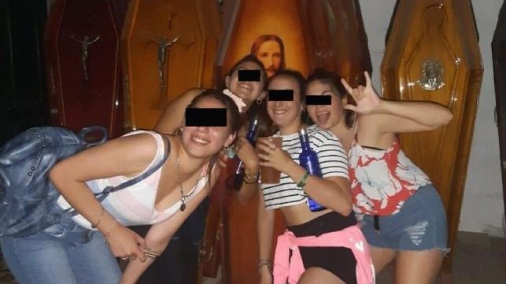 Jóvenes de la localidad santafecina de Armstrong se tomaron fotos con los ataúdes.