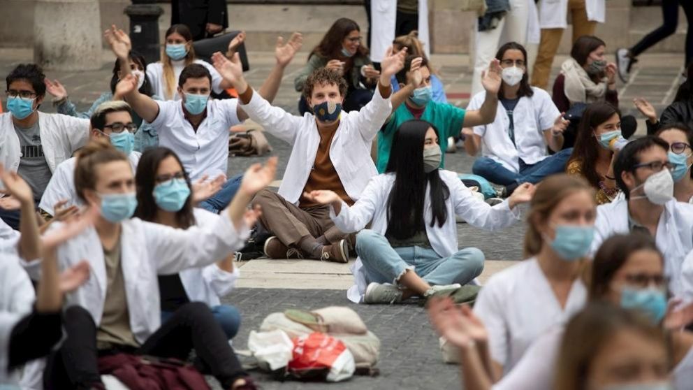 Varias decenas de médicos internos residentes protestan en la plaza Sant Jaume de Barcelona.