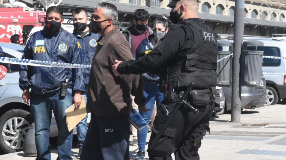 Así detuvieron al indigente que inició el tiroteo (Pablo Villán/Crónica)