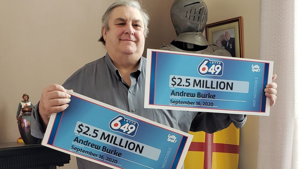 Burke, mostrando orgulloso sus premios. 