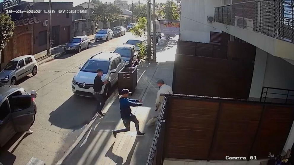 Los tres delincuentes le apuntaron sin piedad y le quitaron el celular que tenía en la mano. (Captura de video)