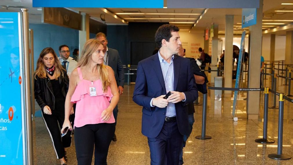 El ministro del Interior, Eduardo "Wado" de Pedro, recorriendo el Aeropuerto de Ezeiza.