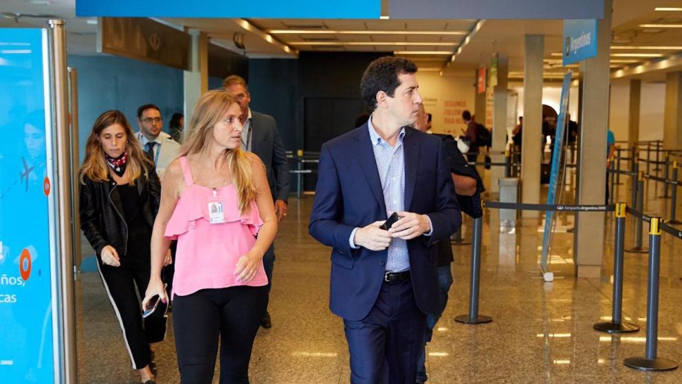 El ministro del Interior, Eduardo "Wado" de Pedro, recorriendo el Aeropuerto de Ezeiza.