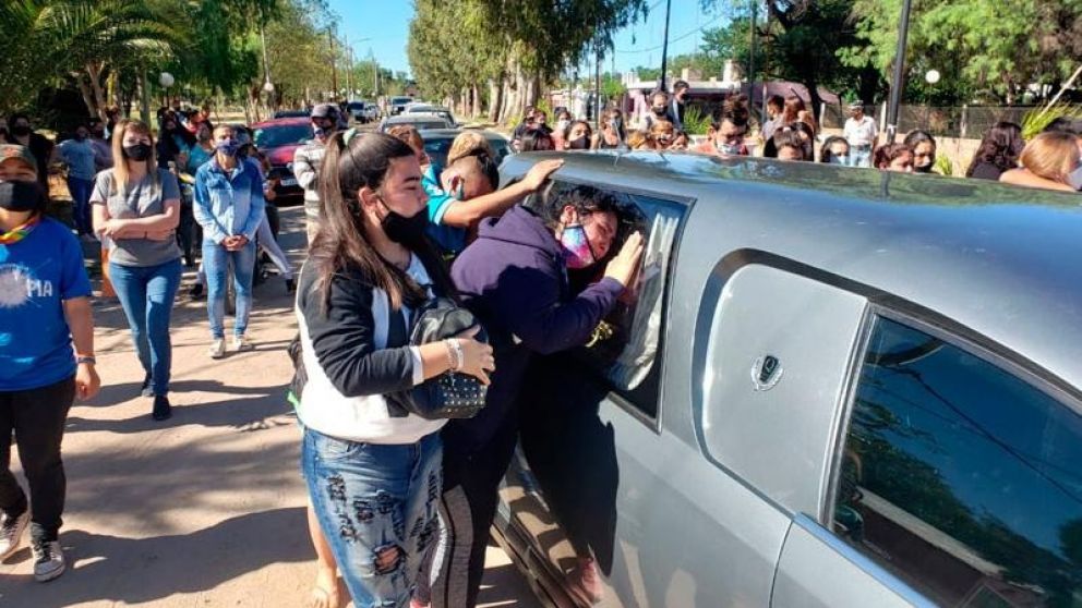 Los familiares y allegados a Joaquín Paredes despidiendo al adolescente (El Doce).