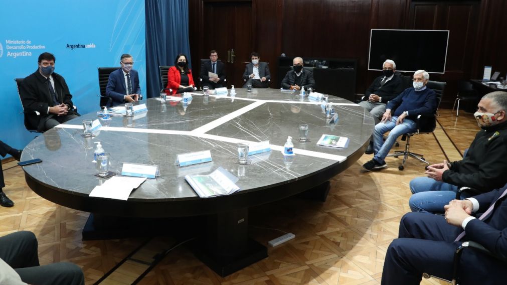 Resta cerrar con gremios de servicios "severamente esenciales".