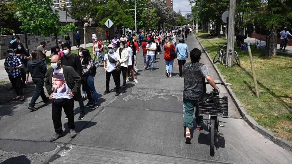 Largas filas y estrictas medidas sanitarias marcan el histórico plebiscito chileno.