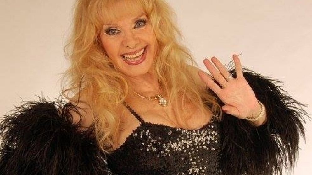 LA ARTISTA DISFRUTA DE CADA MOMENTO DE SU VIDA Y SU ACTIVIDAD.