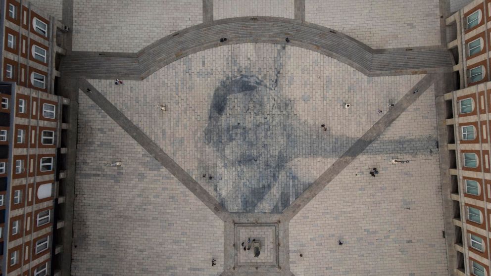 Avanzan las tareas de remoción de la intervención artística en homenaje al expresidente Néstor Kirchner.