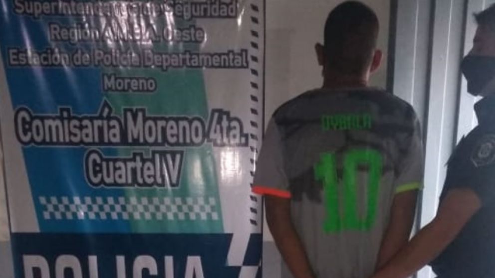 Este es el delincuente que fue apresado por los policías.
