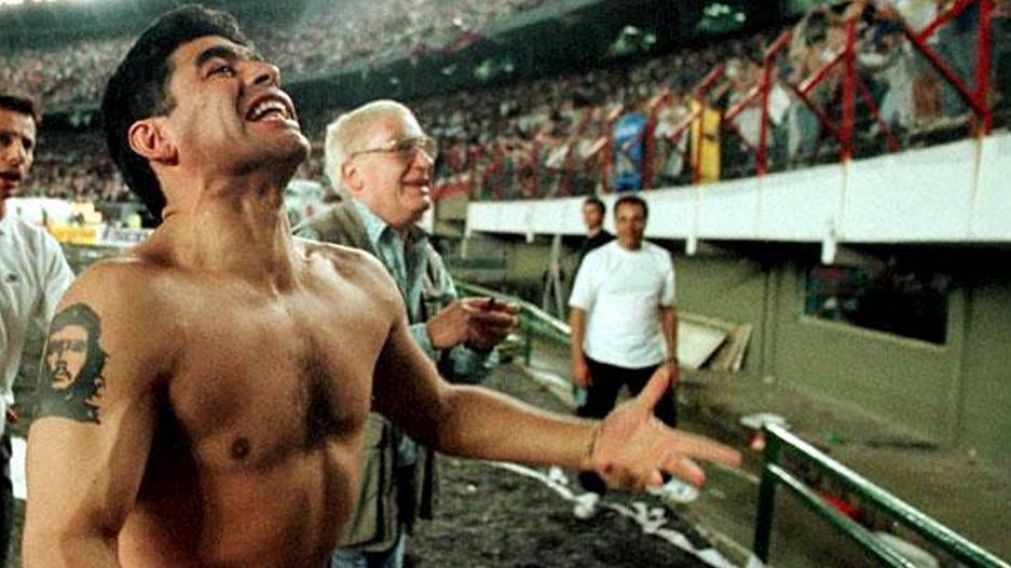 Diego Maradona se retir� venciendo a River por 2 a 1.