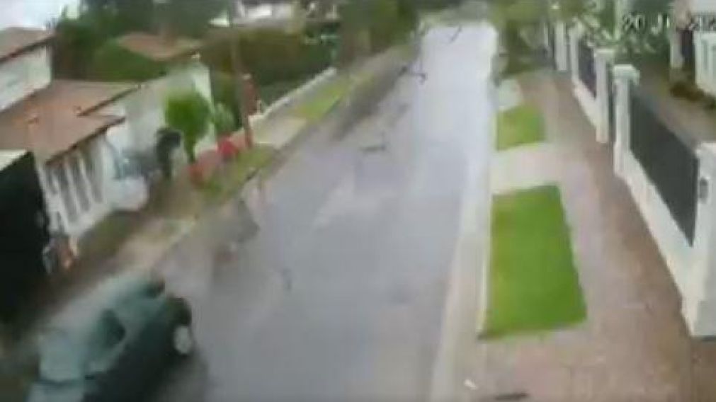 El sujeto de campera roja le robó a jubilado en Ringuelet (Captura de video).