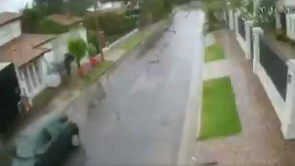 El sujeto de campera roja le robó a jubilado en Ringuelet (Captura de video).